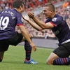 Niềm vui của Podolski và Cazorla. (Nguồn: Daily Mail)