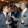 Thủ tướng Najib Tun Razak trò chuyện với nhà doanh nghiệp. (Nguồn: nst.com.my)