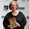 Nữ văn sỹ Hilary Mantel cùng tác phảm đạt giải Booker. (Nguồn: Getty Images)