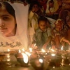 Trẻ em Pakistan thắp nến cầu nguyện cho cô bé Yousafzai. (Ảnh: AFP)