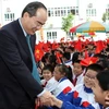 Phó Thủ tướng Nguyễn Thiện Nhân cùng các em học sinh. (Ảnh: Minh Quyết/TTXVN)
