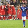 Malaysia (áo xanh) thua Singapore. (Nguồn: Goal.com)