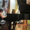 Cặp vợ chồng nghệ sĩ piano Sally Pinkas và Evan Hirsch. (Ảnh: Hạnh Long/Vietnam+)
