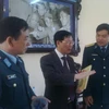 Chủ tịch Nguyễn Thế Thảo và cán bộ Trung đoàn Tên lửa 257. (Ảnh: Nguyễn Văn Cảnh/Vietnam+)