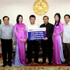Lễ trao tượng trưng máy vi tính cho Bộ KHCN Lào. (Ảnh: Hoàng Chương/Vietnam+)