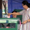 Một cử tri tại khu vực bầu cử Laksi của Bangkok đi bỏ phiếu. (Ảnh: Hà Linh/Vietnam+)