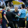 Lăng mạ trọng tài, Victor Valdes bị treo giò 4 trận