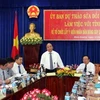 Phó Thủ tướng Nguyễn Xuân Phúc kiểm tra tình hình lấy ý kiến sửa đổi Hiến pháp năm 1992 tại tỉnh Bình Dương. (Ảnh: Quách Lắm/TTXVN)