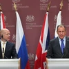 Ngoại trưởng Anh William Hague và Ngoại trưởng Nga Sergey Lavrov. (Nguồn: Getty Images)