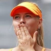 Sharapova thẳng tiến bán kết, Serena suýt ôm hận