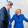 Ngoại trưởng Mỹ Kerry và người đồng cấp Italy Bonino. (Nguồn: AP)
