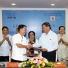 Ông Nguyễn Đức Lợi,Tổng Giám đốc TTXVN và Thượng tướng Nguyễn Văn Rinh, Chủ O6TXVNVAVA ký thỏa thuận. (Ảnh: Thanh Tùng/TTXVN)