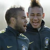 Alves cho Johan Cruyff ra rìa vì Neymar.