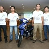 Đội kỹ thuật viên thử nghiệm và xe Suzuki Viva 115FI. (Ảnh: Hà Huy Hiệp/Vietnam+)