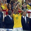 Neymar nhận danh hiệu Quả bóng vàng Confeds Cup 2013. (Nguồn: AP)