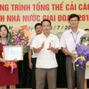 Ông Nguyễn Đức Lợi, Tổng Giám đốc TTXVN trao giải nhì cho đội Quảng Ninh và Bộ Văn hóa-Thể thao và Du lịch. (Ảnh: Lâm Khách/TTXVN)