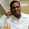 Nhà nghiên cứu Ramakrishma Mallampati và công trình nghiên cứu máy lọc nước bằng vỏ trái cây (Nguồn: Strait Times)