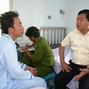 Bộ trưởng Đinh La Thăng thăm hỏi nạn nhân trong vụ chìm tàu tại Cần Giờ. (Ảnh: Hoàng Anh Tuấn/Vietnam+)