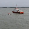 Ttàu của Trung tâm Phối hợp tìm kiếm cứu nạn Hàng hải Khu vực III tìm kiếm nạn nhân. (Ảnh: TTXVN)