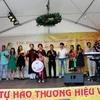 Các nghệ sỹ cộng đồng cũng hát vang bài "Lễ hội bia." (Ảnh: Văn Long/Vietnam+)