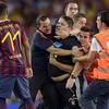 Cổ động viên tấn công Neymar ở ngay sân Nou Camp