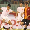 U23 Việt Nam (áo trắng) đánh bại U23 Galatasaray. (Ảnh: Quang Nhựt/TTXVN)