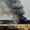 Cột khói lửa bốc cao trong trung tâm Westgate sau các trận giao tranh giữa lực lượng đặc nhiệm Kenya và quân khủng bố. (Ảnh: AFP/TTXVN)