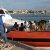 Những người được cứu sống được đưa đảo Lampedusa. (Nguồn: AFP/TTXVN)