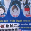 Gạch tên và thậm chí là gạch mặt ca sĩ trên băng rôn quảng cáo. Ảnh: Hồng Kiều (Vietnam+)