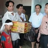 Giám đốc Sở LĐTBXH tỉnh Hà Tĩnh trao quà cứu trợ cho gia đình ông Đặng Hữu Ký. Ảnh: Xuân Dũng (Vietnam+)