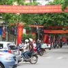 Cờ Tổ quốc, băng rôn, khẩu hiệu chào mừng ngày hội toàn dân đã được treo trên khắp các tuyến phố Hà Nội. (Ảnh: Hồng Kiều/Vietnam+)