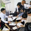 Người lao động nộp hồ sơ xuất khẩu lao động tại Sàn giao dịch tỉnh Quảng Trị. (Ảnh: Hồ Cầu/TTXVN)