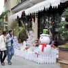 Một nhà hàng trang trí mừng Giáng sinh trên phố Lý Thái Tổ. (Ảnh: Nguyễn Thủy/TTXVN)