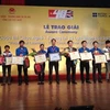 Ban tổ chức trao giải nhất cho trường Trung cấp nghề dân tộc nội trú Thái Nguyên. (Ảnh: Hồng Kiều/Vietnam+)