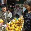 Các loại trái cây giải khát tăng giá. (Ảnh: Quỳnh Trang/Vietnam+)