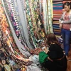 Nhiều loại vải mới với hoa văn, màu sắc thời thượng. (Ảnh: Quỳnh Trang/Vietnam+)
