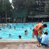 Nhà nhà rủ nhau đến bể bơi tránh nóng. (Ảnh: Quỳnh Trang/Vietnam+)