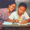 Dạy bé Nam học là những giây phút hạnh phúc của chị Hậu. (Ảnh: Hồng Kiều/Vietnam+)