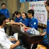 Tình nguyện viên tiếp sức mùa thi đang tư vấn cho thí sinh thi đại học các địa điểm thuê phòng trọ. (Ảnh: Quỳnh Trang/Vietnam+)