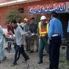 Chuyển thi thể nạn nhân trong vụ đánh bom ở Peshawar ngày 16/10. (Ảnh: AFP/TTXVN) 