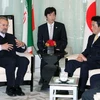 Ngoại trưởng Nhật Katsuya Okada (phải) trong cuộc gặp với Chủ tịch Quốc hội Iran Ali Larijani, ngày 24/2. (Ảnh: AFP/TTXVN)