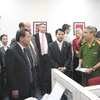 Các đại biểu tham quan Trung tâm phòng chống tội phạm xuyên quốc gia Việt Nam-Australia. (Ảnh: Thế Vinh/TTXVN) 