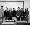 Giáo sư Ahn Hee-hwan (thứ 3 từ trái sang) chụp ảnh cùng các sinh viên Hàn Quốc và tác giả. (Nguồn: Báo Tin tức)