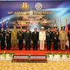 Phó Thủ tướng kiêm Bộ trưởng Bộ Nội vụ Campuchia Sar Kheng (thứ 6 từ trái) chụp ảnh cùng các đại biểu dự Hội nghị. (Ảnh: THX/TTXVN) 
