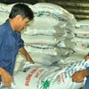 Công nhân đưa sản phẩm đường vào kho Nhà máy Đường Phổ Phong, tỉnh Quảng Ngãi. (Ảnh: Thanh Long/TTXVN)