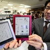 Hai thiết bị Reader của Sony được bày bán ở siêu thị sách Kunokuniya ở quận Shinjuku, Tokyo. (Nguồn: Internet)