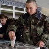 Binh sĩ Moldova bỏ phiếu tại điểm bầu cử ở Chisinau. (Ảnh: AFP/TTXVN)