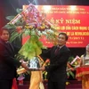 Lãnh đạo tỉnh Phú Thọ (phải) tặng hoa chúc mừng Đại sứ Cộng hòa Cuba tại Việt Nam Fredesman Turro Gonzalez. (Ảnh: Trương Văn Quân/TTXVN)