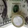 Đồng xu mệnh giá 1euro và đồng tiền giấy mệnh giá 1USD. (Nguồn: AFP/TTXVN)