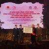 Trao Bằng của UNESCO công nhận Cao nguyên đá Đồng Văn, tỉnh Hà Giang, là thành viên Mạng lưới công viên địa chất toàn cầu. (Ảnh: Minh Tâm/TTXVN)